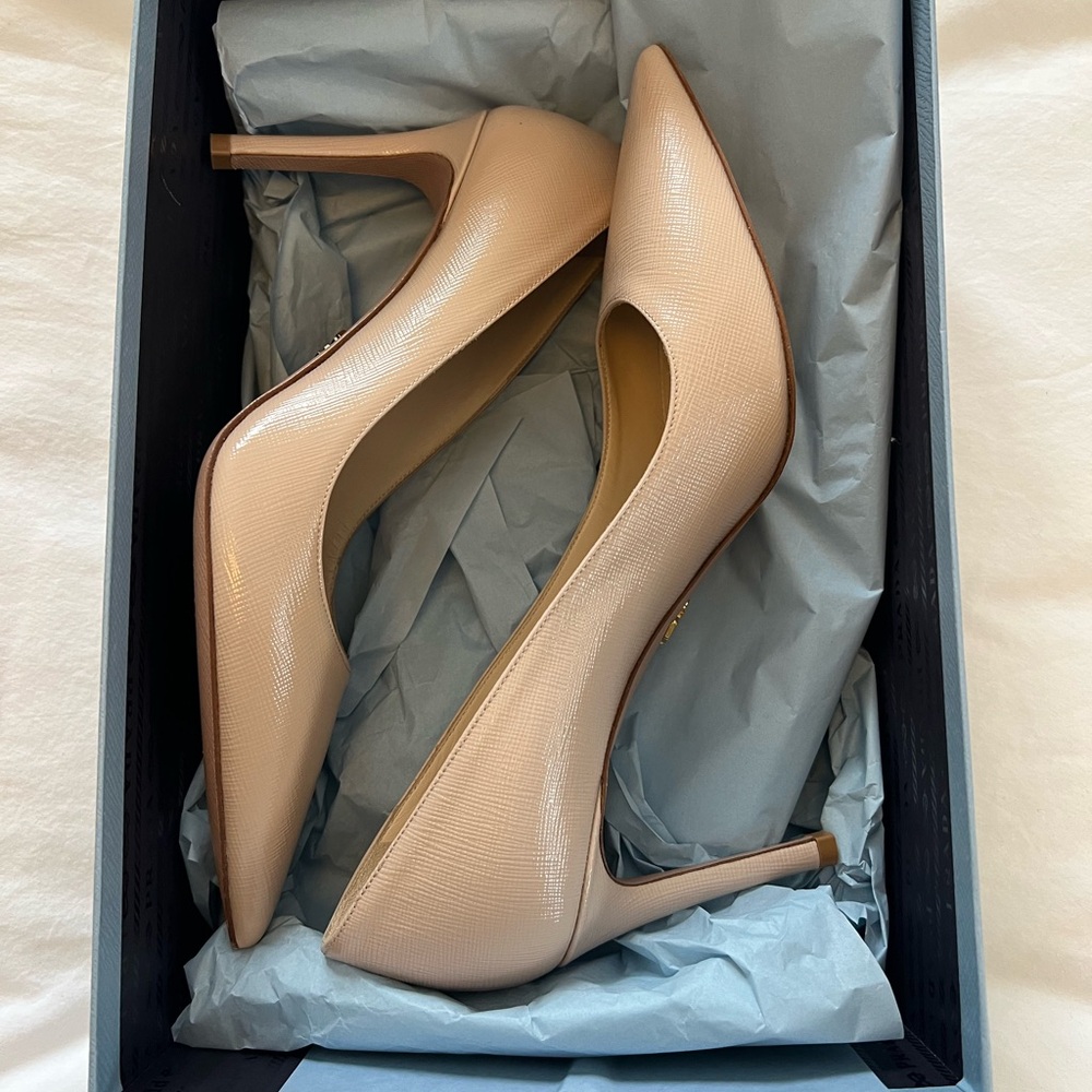 Prada Calzature Donna Pointed Toe Pumps in Nude/Cipria. Size 37.5